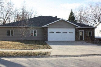 Building Photo - Maintenance Free Living Arrangement