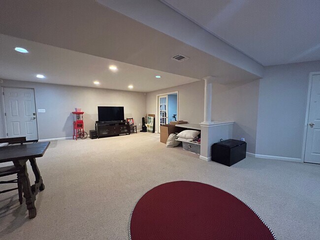 Building Photo - Impressive 4 Bedroom 3.5 Single-Family Hom...