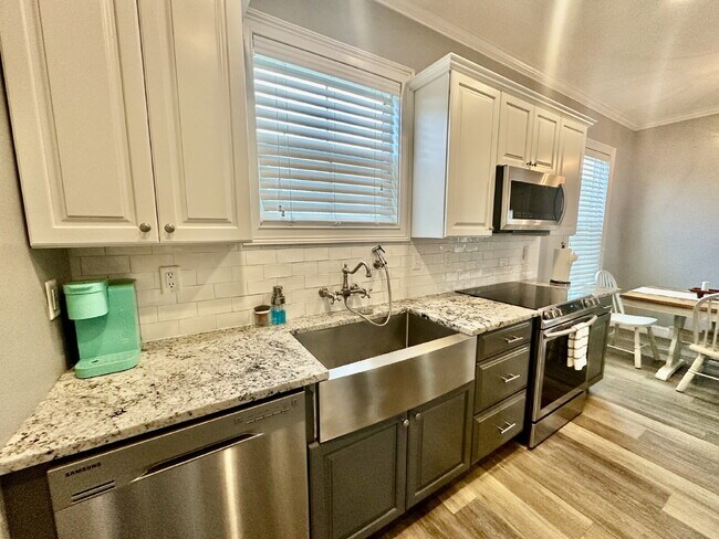 Building Photo - One Bedroom Furnished Garage Apartment in Bluffton Park!