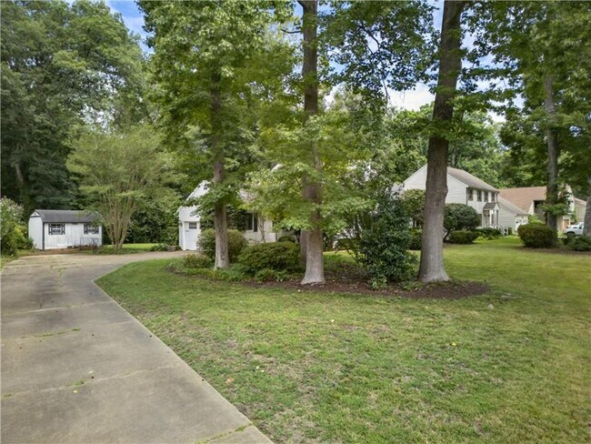 Building Photo - 1044 Commodore Dr