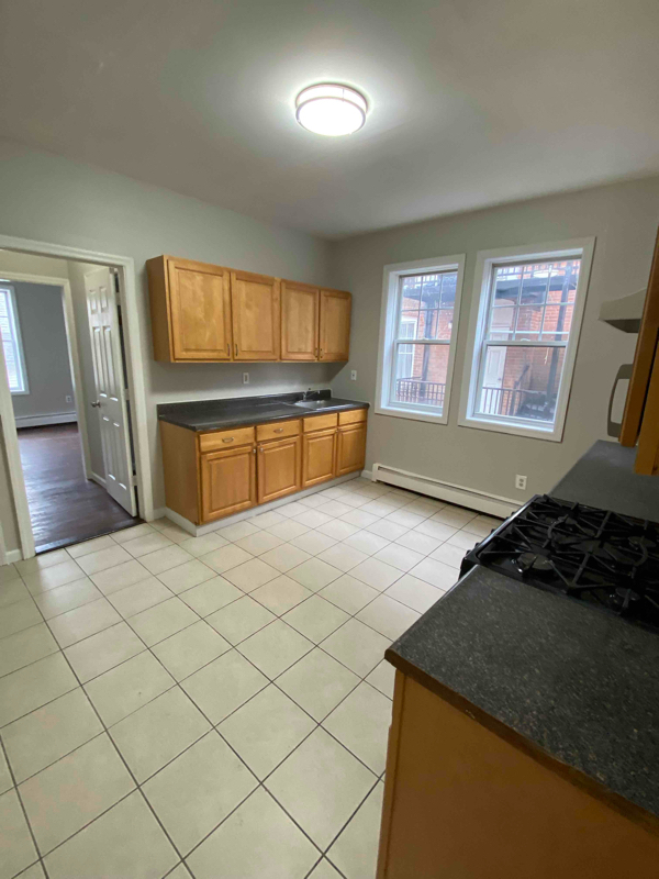 Building Photo - 270 Sigourney St