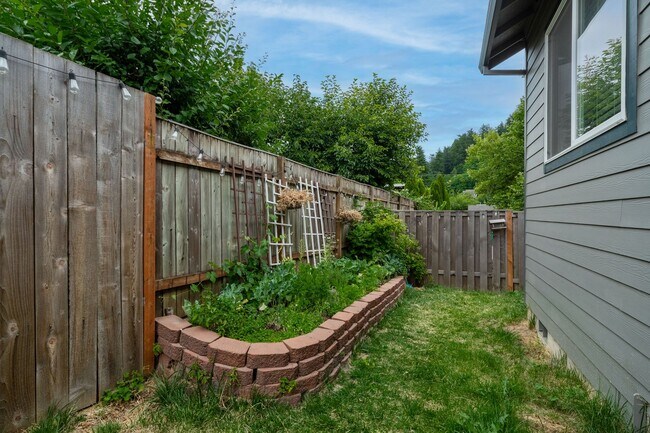 Building Photo - 9965 SE Taggart St