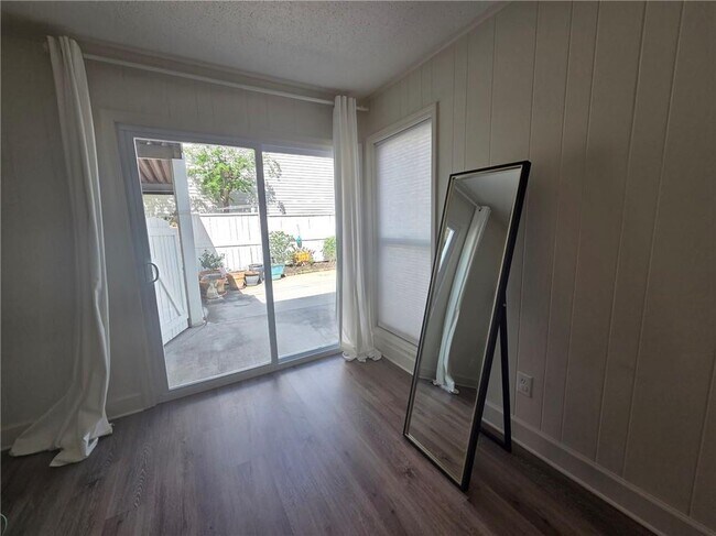 Building Photo - 603 Serramonte Dr