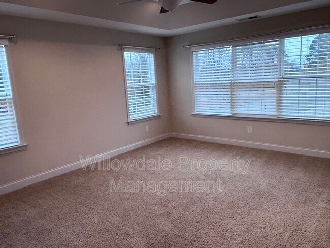 Building Photo - 136 Spring Pine Ln