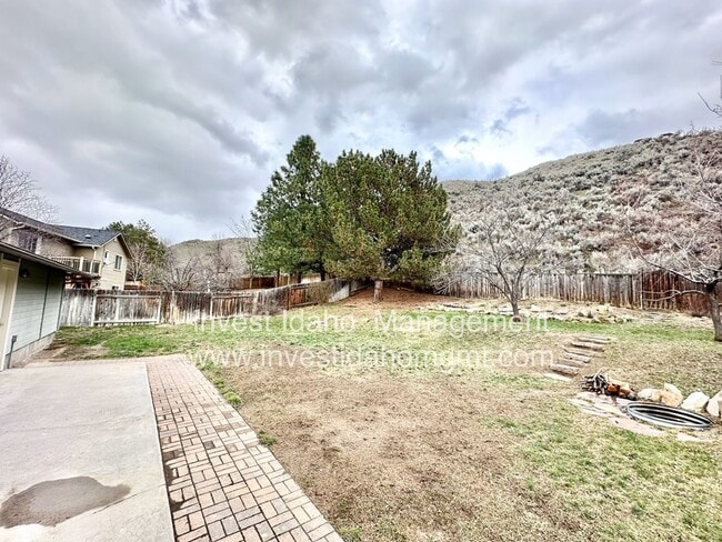 Building Photo - Enjoy the foothill views from your backyard!