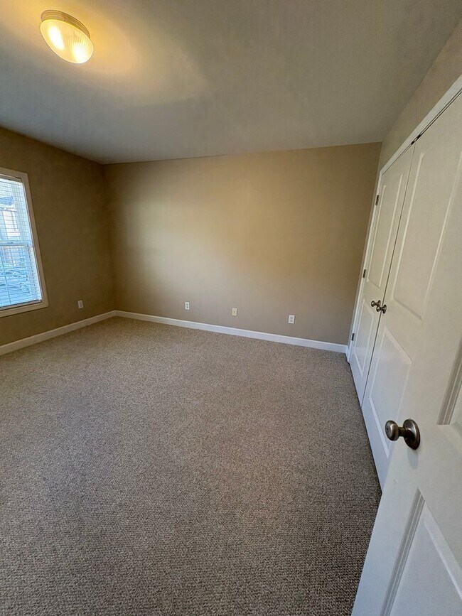 Building Photo - Cute 2 Bedroom Townhouse Near Furman and Cherrydale!! Ready for Immediate Move In!!!!