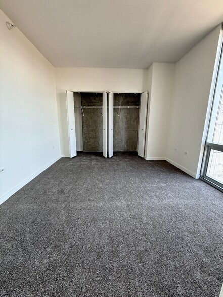 Building Photo - 855 N La Salle Dr
