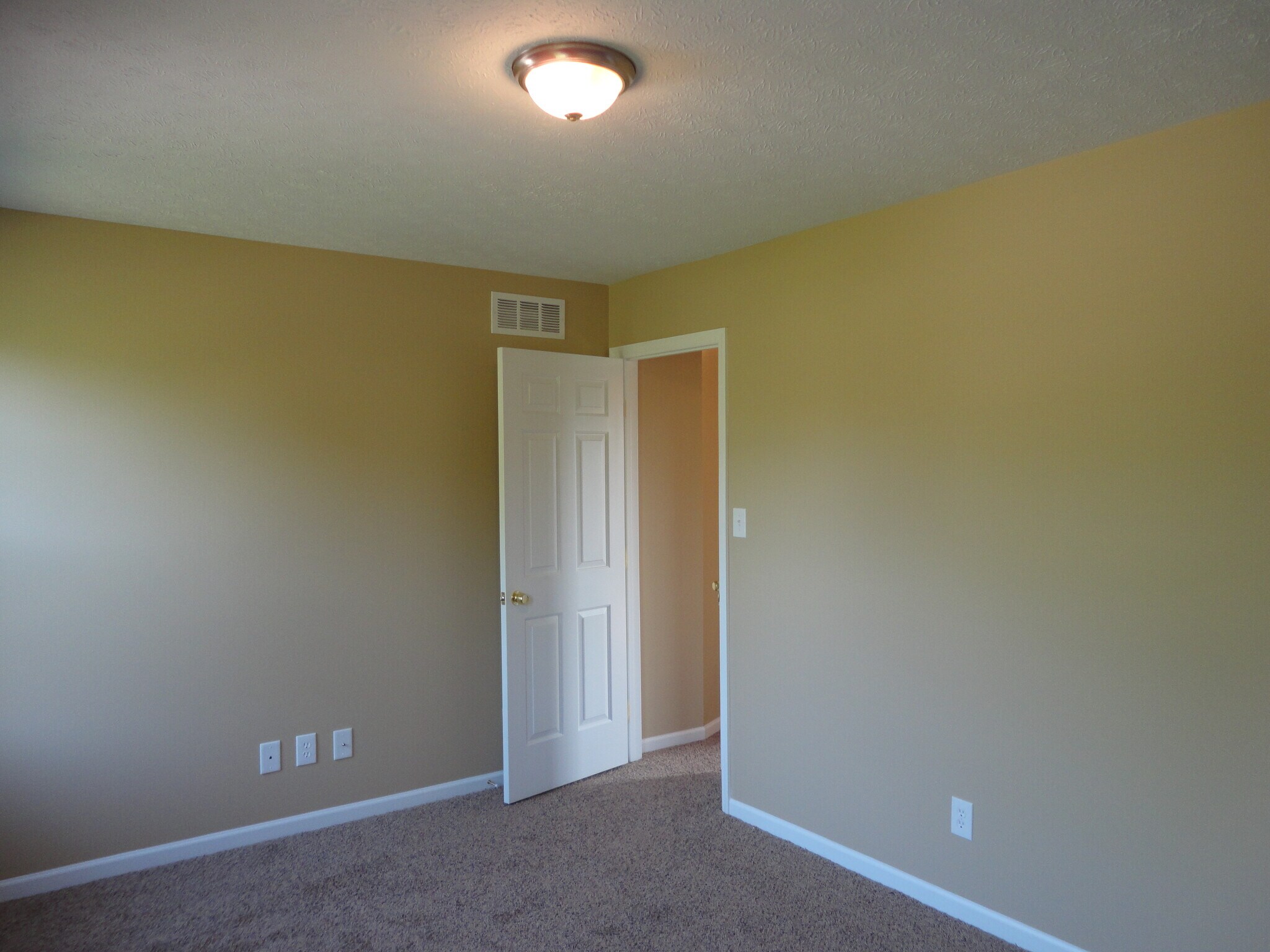 Building Photo - 912 N Garver Rd