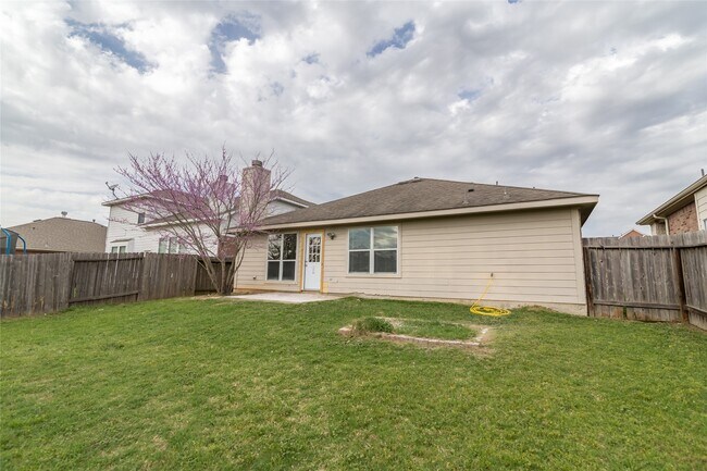 Building Photo - 2209 Highland Crossing Dr