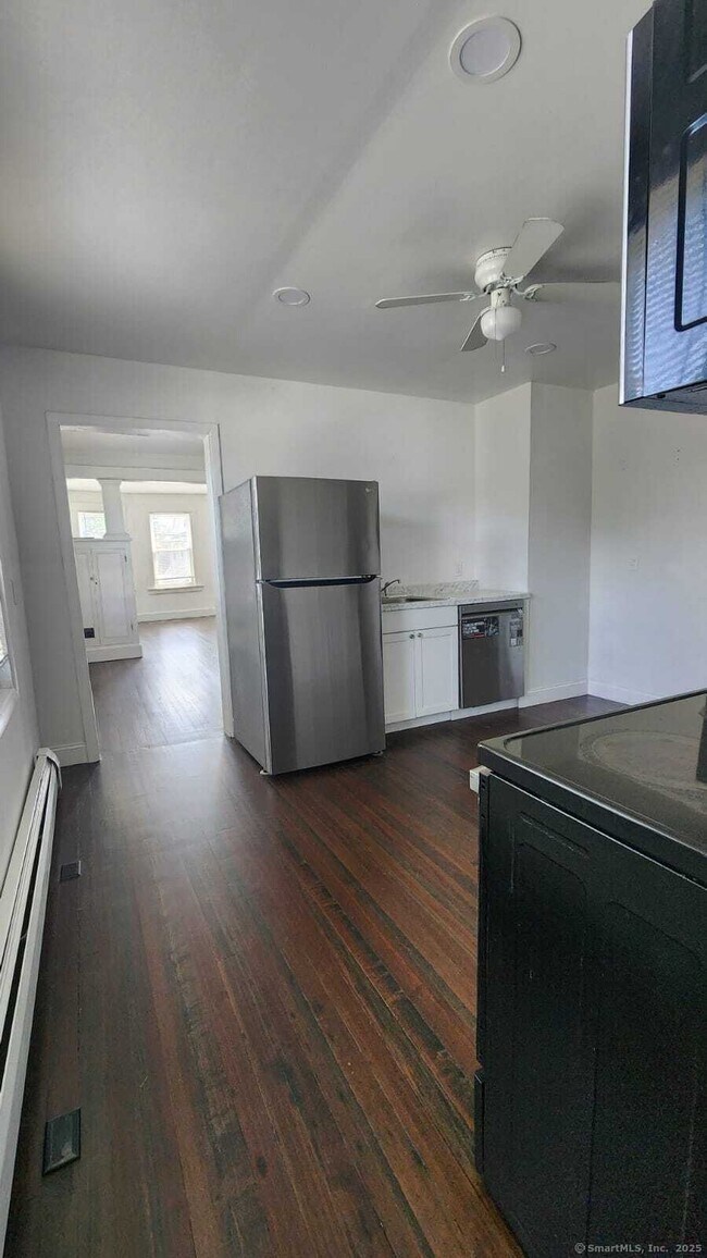 Building Photo - 305 Wakelee Ave