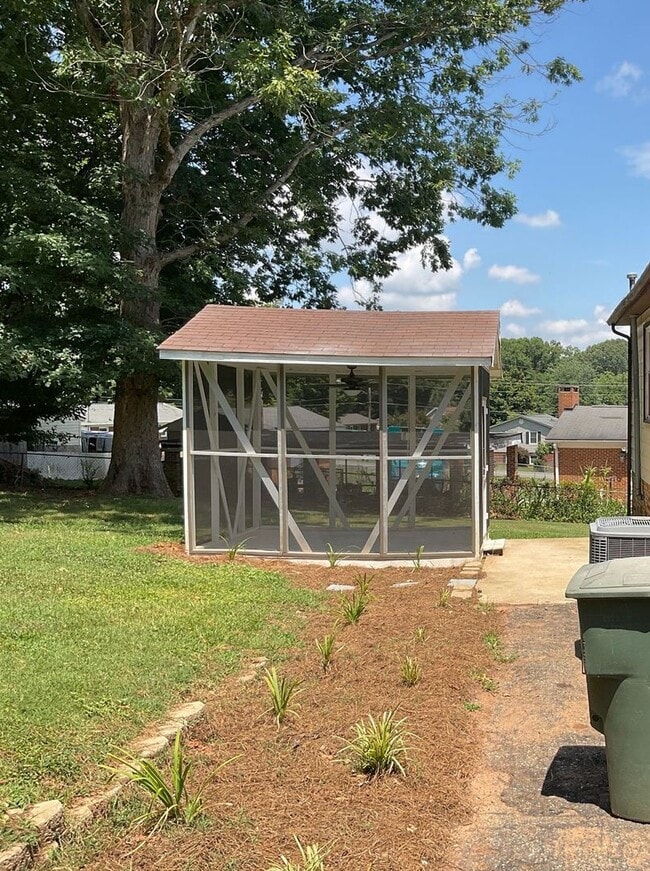 Building Photo - Available Now!! Beautiful 3 Bedroom