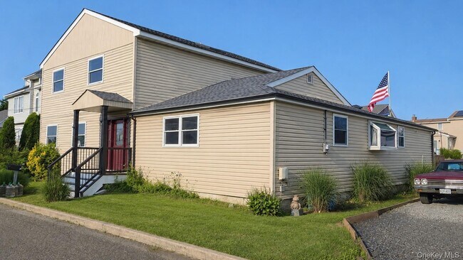 Building Photo - 2706 Peconic Ave