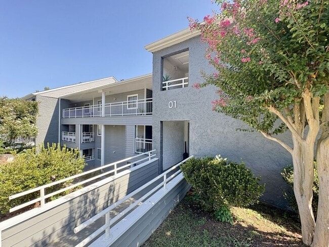 Primary Photo - 103 Northlake Dr