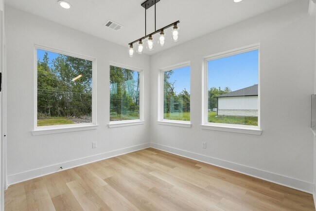 Building Photo - 210 Big Deer Dr