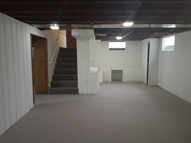 Building Photo - Freshly updated 3 Bed/1.5 Bath House- Robbinsdale- Available NOW!
