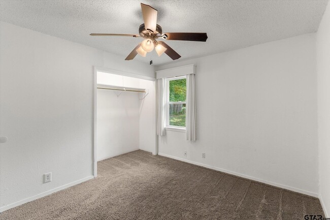 Building Photo - 524 Park Ln