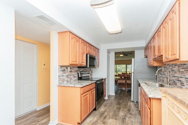 Building Photo - 2900 Cove Cay Dr