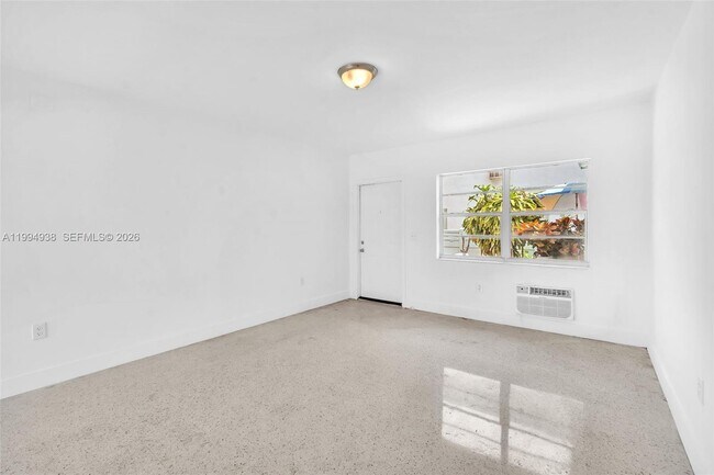 Building Photo - 2130 Bay Dr