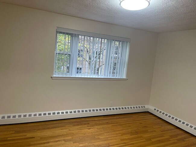 Building Photo - Free month COOLIDGE CORNER, Noce renovated 2 bed in small building,  Utilities INC, Pets Ok NO LEAD!