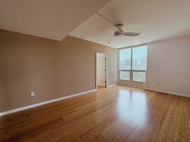 Building Photo - Modern 2 Bed, 2 Bath Condo in the Heart of...