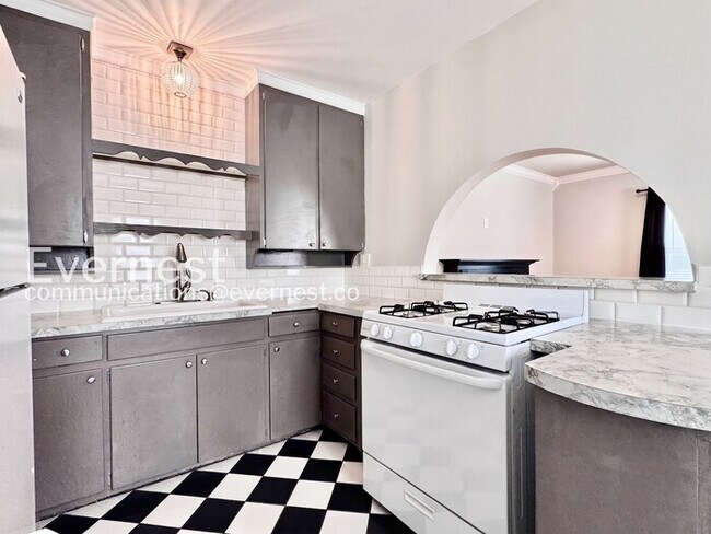 Building Photo - Charming 2-Bed/2 bath Bungalow with Modern Amenities and Ideal Location / Pet-Friendly / Availabl...