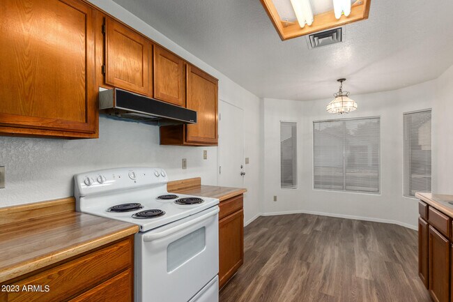 Building Photo - 7331 W Paradise Dr