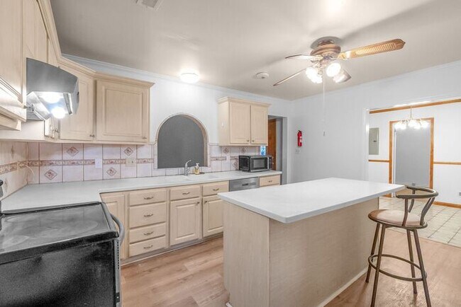 Building Photo - Space to Live, Room to Dream, 4BR/2BA with flex space, office, 2 car dettached garage and ample p...