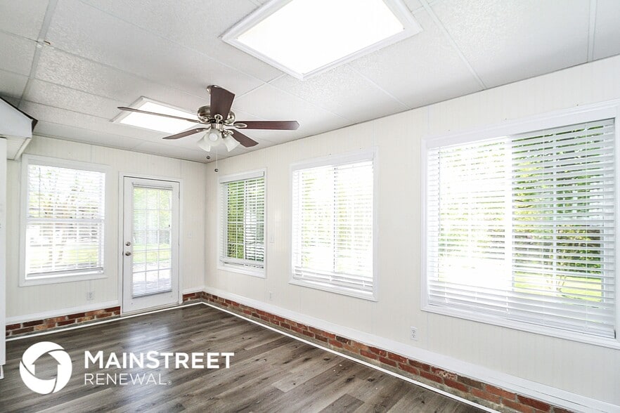 Building Photo - 5939 Old Plank Rd