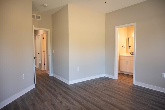 Building Photo - 8441 Oak Shade Cir