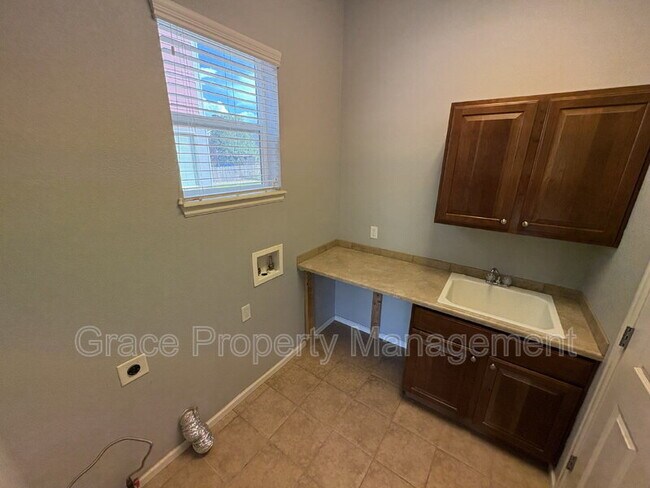 Building Photo - 222 Saxony Rd