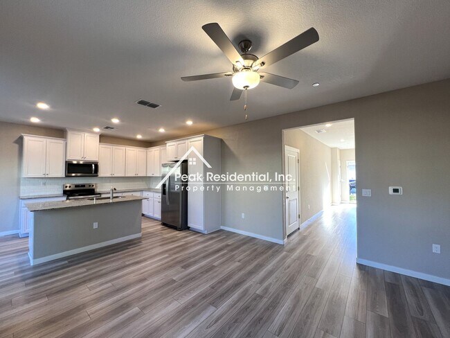 Building Photo - Updated Lincoln 4bd/2.5ba House With 2 Car Garage!