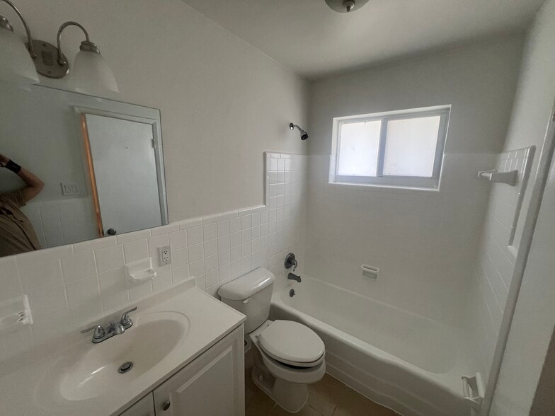 Bathroom master - 5831 NE 18th Ave