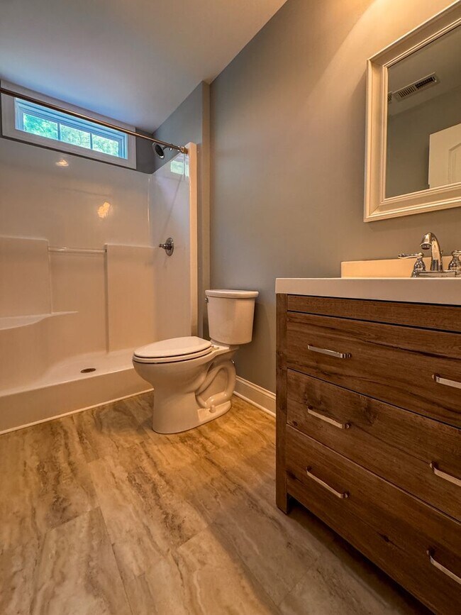 Building Photo - Spacious 5 Bed 3.5 Bath Home in Carthage