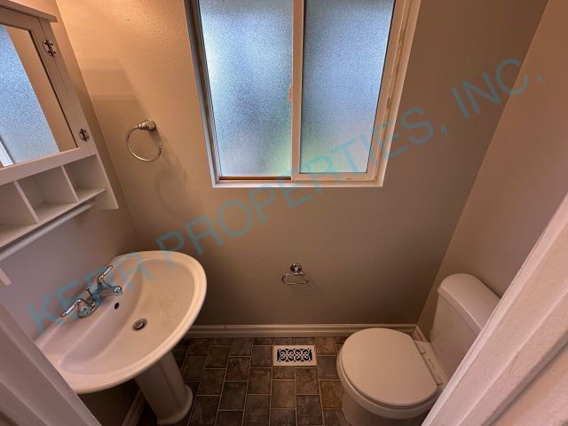 Building Photo - Spacious 4-Bedroom Gem with 2,320 Sq Ft of Comfort in Milwaukie!