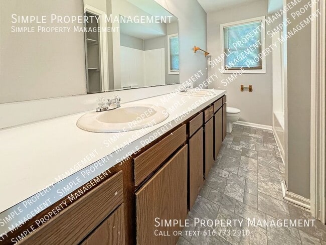 Building Photo - 770 Coleman St SE