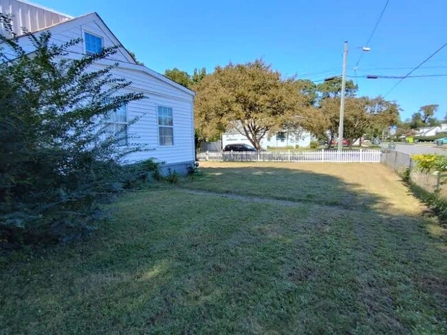 Building Photo - 1121 Elk Ave