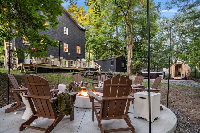 Building Photo - 52 Church St