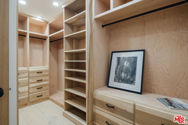 Building Photo - 818 N Doheny Dr