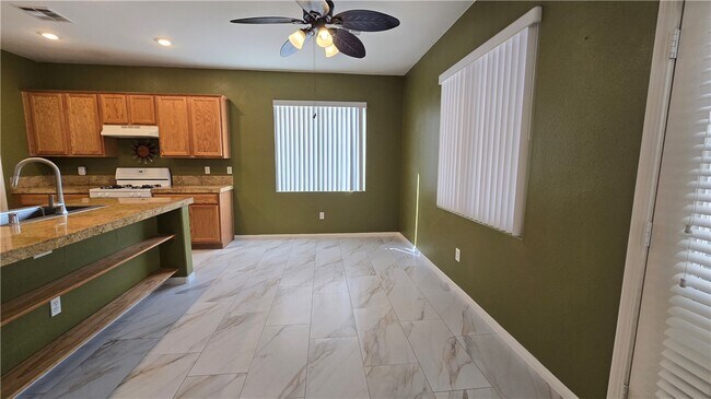 Building Photo - 3902 W El Campo Grande Ave