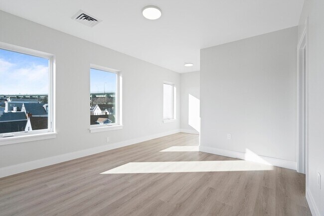 Building Photo - 25 2nd St