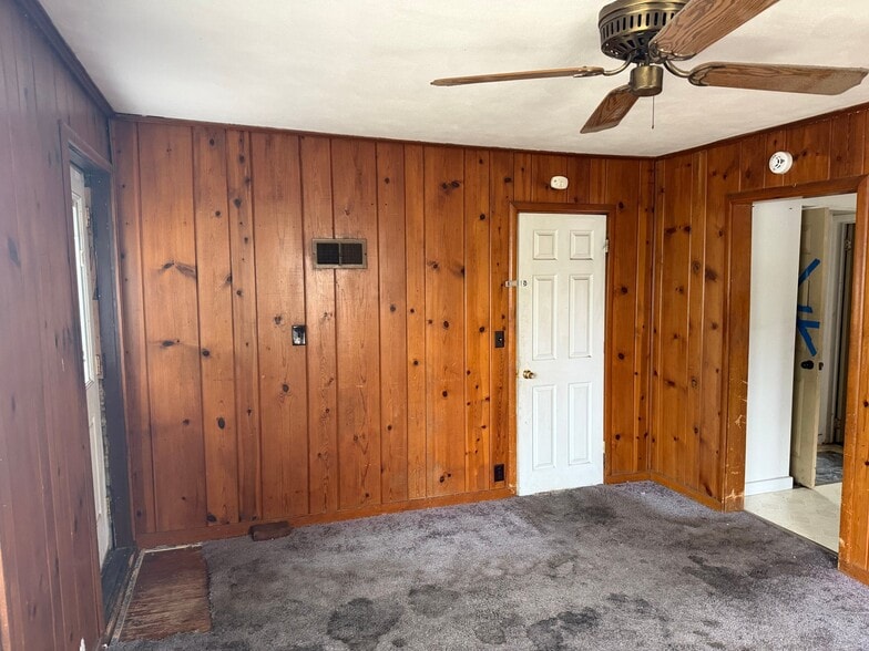 Building Photo - 1604 S Kneer Ave