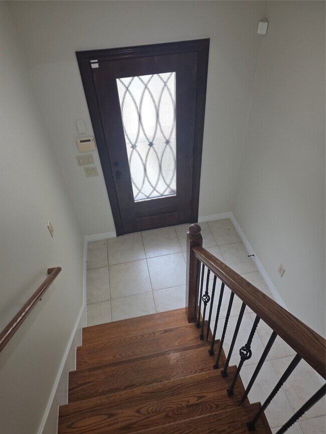 Building Photo - 3117 Fairdale Oaks E