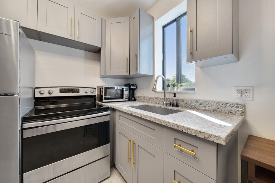 Building Photo - 1302 SW 22nd Ave