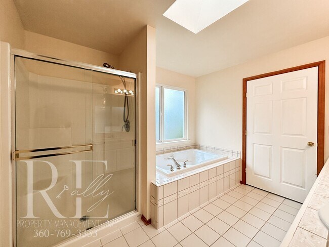 Building Photo - Fantastic Private Lakefront Rambler
