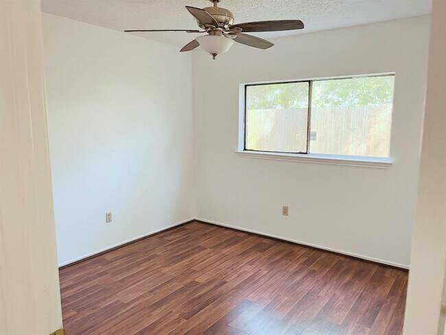 Building Photo - 10603 Village Trail Dr