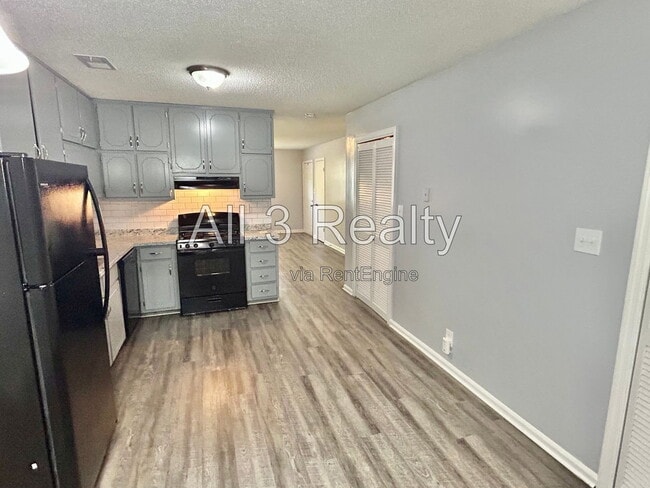 Building Photo - 8460 Pineland Dr