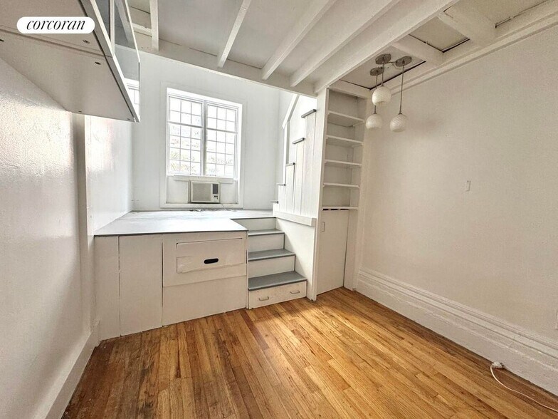 Building Photo - 354 W 30th St