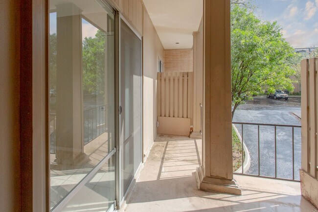 Building Photo - Beautiful Townhome in Alamo Heights!!