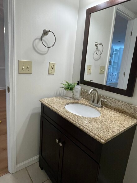 Half bath - 880 Lenox Oaks Cir NE