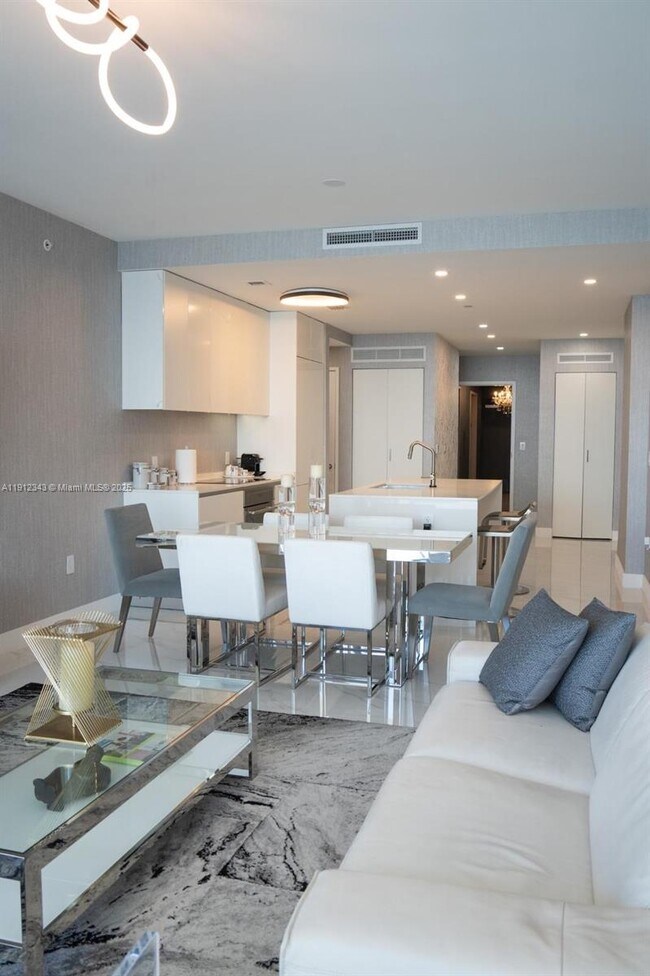 Building Photo - 700 NE 24th St